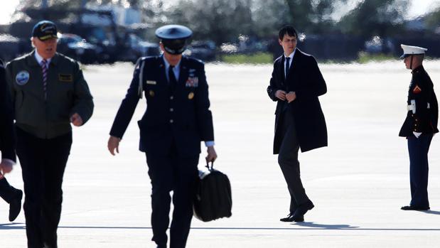 Kushner, tercero por la derecha, a punto de abordar el Air Force One junto a Trump en la base de Langley, Virginia