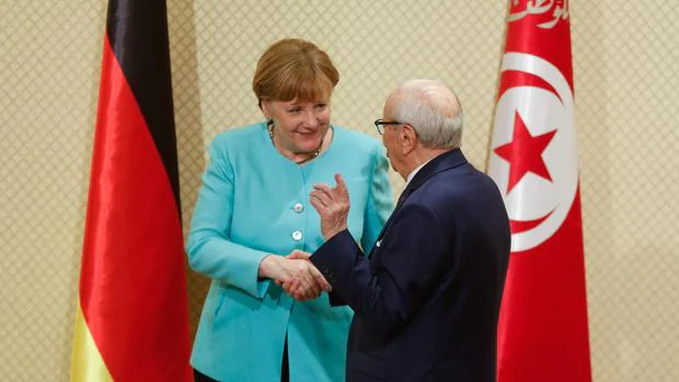 La canciller alemana, Angela Merkel, estrecha la mano del presidente de Túnez, Beji Caid Essebsi