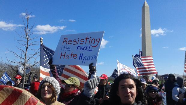 Un grupo de seguidores de Donald Trump se concentra a los pies del monumento a Washington