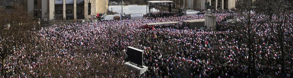 La plaza del Trocadero de París, abarrotada de personas que apoyan a Fillon