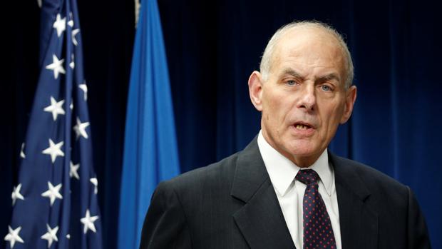 Kelly confirma que EE.UU. está estudiando separar a los niños de sus padres en la frontera con México