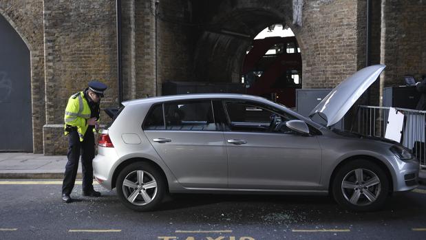 Un policía observa un coche abandonado en London Bridge en Londres