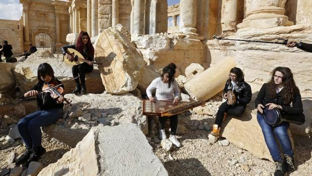 Un grupo de mujeres sirias tocan música junto al teatro romano de Palmira