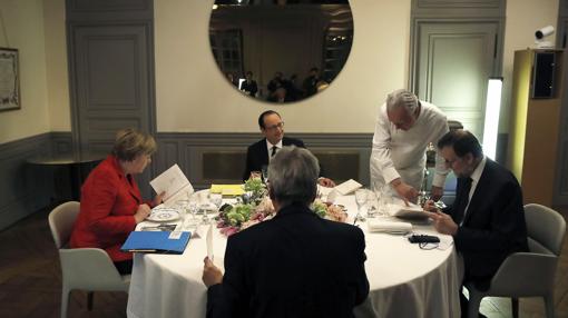 Los cuatro líderes durante la cena ofrecida tras la cumbre a cuatro celebrada hoy en el Palacio de Versalles