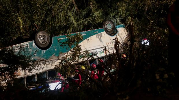 Equipos de rescate junto al autobús siniestrado al norte de Quito