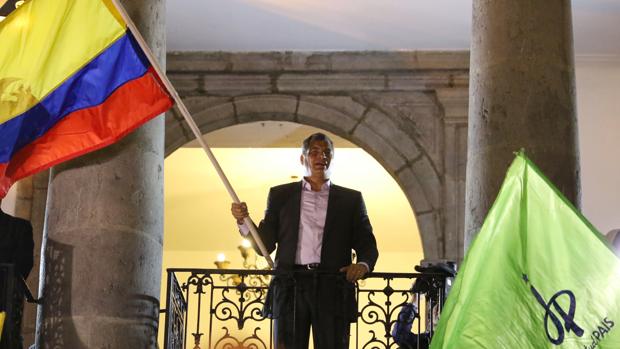 Correa se dirige desde el balcón del palacio presidencial de Quito a una manifestación de militares en su contra en febrero de 2016