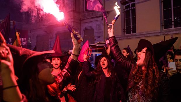 Turcas con sombreros de bruja, durante la marcha con motivo del día de la mujer en una de las principales calles de Estambul