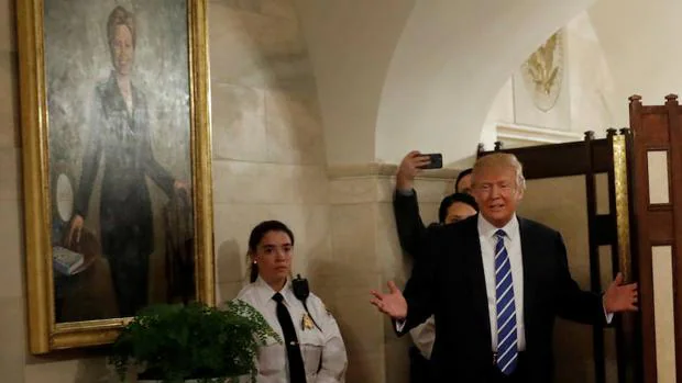 Donald Trump sorprende a un grupo de turistas en la Casa Blanca