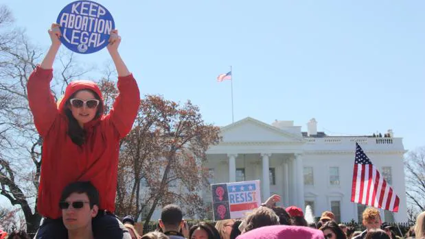 Una manifestante aboga por la legalidad del aborto frente a la Casa Blanca