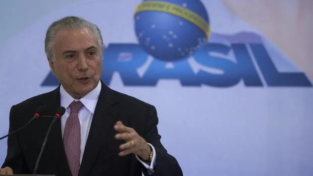 El presidente de Brasil «elogia» a las mujeres por sus cualidades para cuidar el hogar