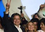 Guillermo Lasso, acompañado de su mujer, durante el mitin de apertura de la campaña para la segunda vuelta electoral, este viernes en Quito