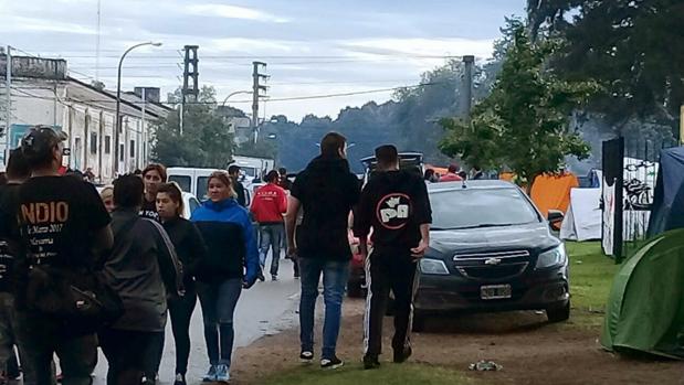 Un grupo de jóvenes se dirigen el sábado al concierto del cantante Carlos Alberto «el Indio» Solari, en la localidad argentina de Olavarría