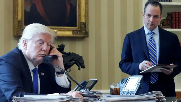 Donald Trump, durante una conversación con Vladimir Putin en el Despacho Oval de la Casa Blanca