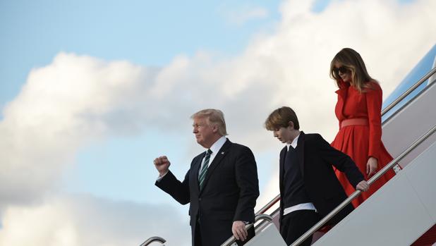 Trump, su esposa e hijo, a su llegada al aeropuerto de Palm Beach, Florida, el pasado 17 de marzo
