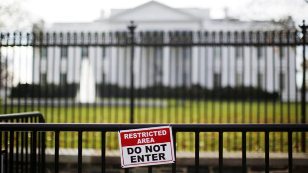 Cartel a las afueras de la Casa Blanca que indica que la vivienda presidencial es un área restringida