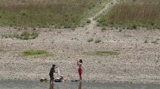 Por falta de agua corriente, mujeres norcoreanas lavan la ropa en el río Tumen, en la frontera con China.