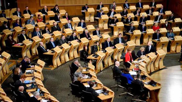 La primera ministra para Escocia, Nicola Sturgeon, en el centro, en el primer día de debate parlamentario en Edimburgo