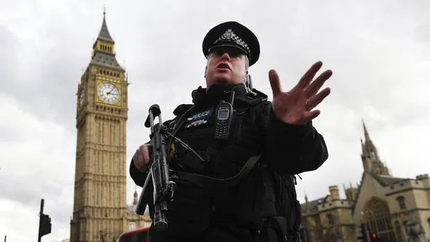 Un policía británico vigila en los alrededores del Parlamento de Londres