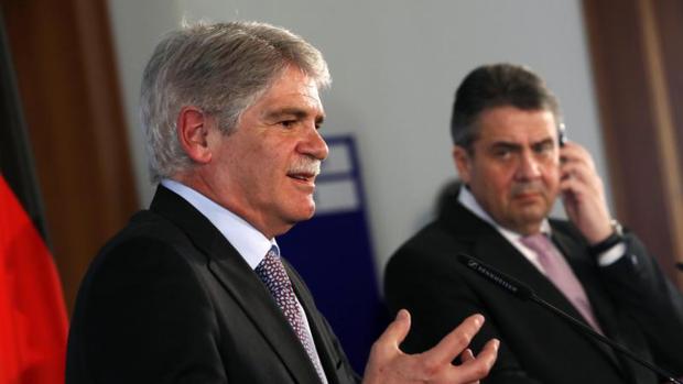 El ministro de Exteriores español, Alfonso Dastis, junto al ministro alemán de Exteriores, Sigmar Gabriel, durante una rueda de prensa conjunta en el Ministerio de Exteriores en Berlín