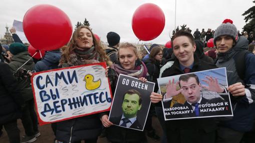 Miles de rusos en Rusia participaron en las protestas contra la corrupción. En la imagen varios sostienen carteles de Medvedev. Las pancartas aluden también a que Medvedev podría tener una casa en miniatura para sus patos