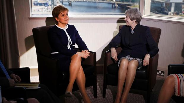 Nicola Sturgeon y Theresa May, el pasado lunes en un hotel de Glasgow