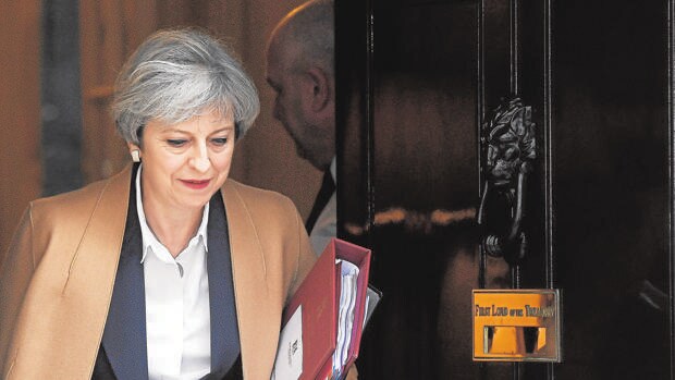 Theresa May sale del 10 de Dowinng Street camino del Parlamento