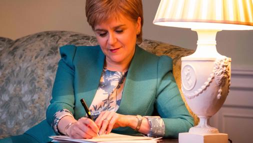 Nicola Sturgeon, trabajando en la carta que enviará a la primera ministra británica para reclamar de forma oficial un nuevo referéndum de independencia