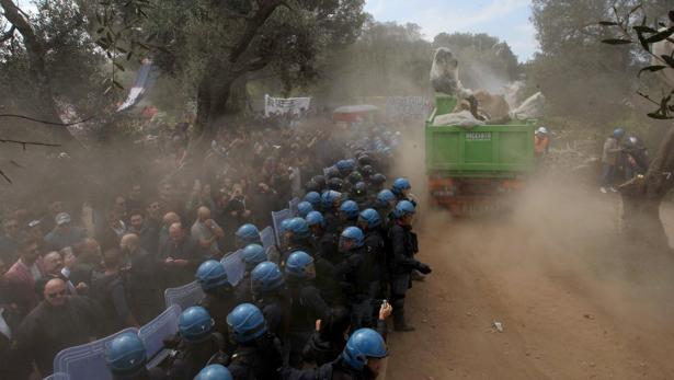 Manifestantes y policías en Melundogno, en el sur de Italia