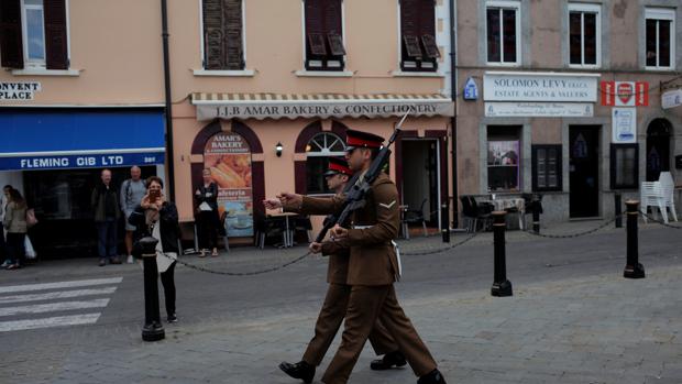 Un ex líder «tory» lanza una amenaza de guerra sobre Gibraltar