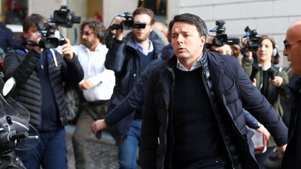 Renzi, a su llegada a una reunión de su partido en Roma