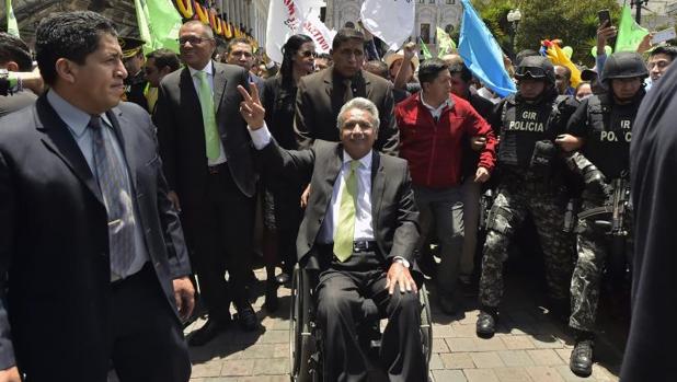 El presidente electo de Ecuador, Lenín Moreno, saluda este lunes a sus seguidores en la Plaza Grande, junto al Palacio de Carondelet, sede del Ejecutivo, en Quito