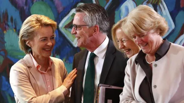 Ursula von der Leyen (i), junto a otros ministros tras una reunión en la Cancillería alemana el pasado 29 de marzo