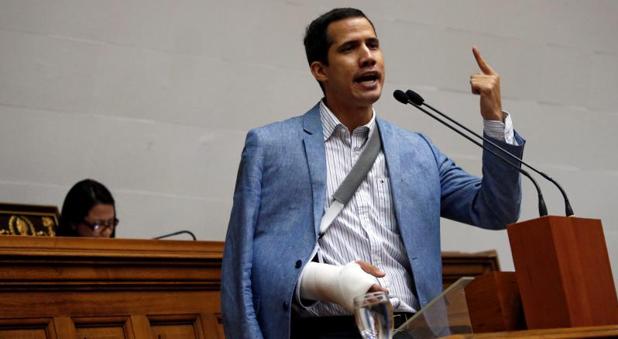 Juan Guaidó, diputado por Vargas de Voluntad Popular, herido en la marcha opositora del martes, durante la sesión parlamentaria de este miércoles en Caracas