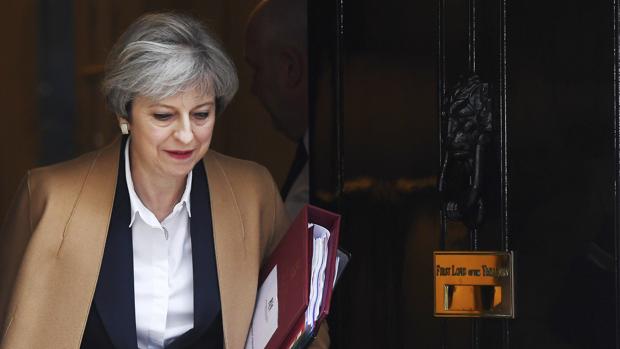 La primera ministra británica, Theresa May, salía del número 10 de Downing Street para acudir al Parlamento para informar de la activación del Brexit el pasado miércoles