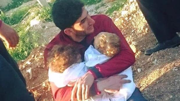 Abdulhamid al-Youssef abraza a sus bebés gemelos muertos tras el ataque químico que tuvo lugar en Idlib, al norte de Siria este martes