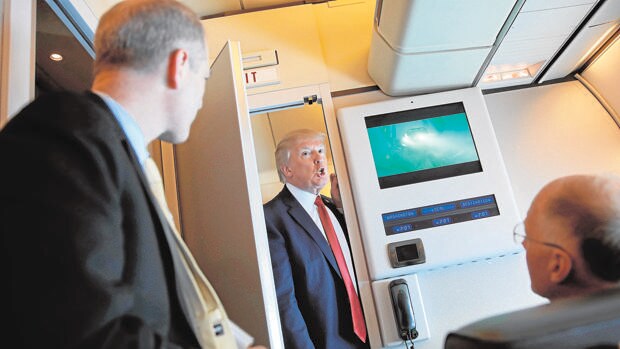 Donald Trump habla con unos periodistas a bordo del Air Force One durante su viaje a Florida