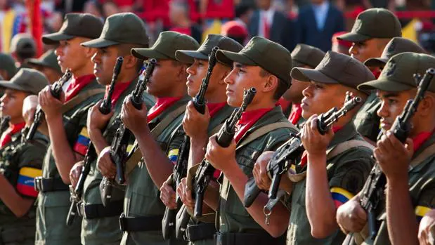 Unos soldados del Ejército venezolano participan en una parada militar