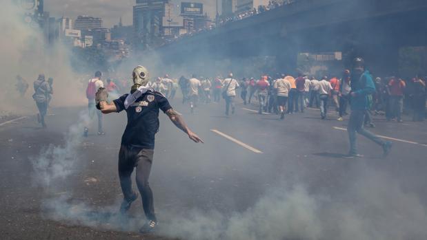 Un grupo de personas participan en una manifestación contra el gobierno venezolano este jueves en Caracas