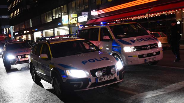 Imagen de una patrulla de la Policía sueca, que sigue buscando al autor del atentado de Estocolmo
