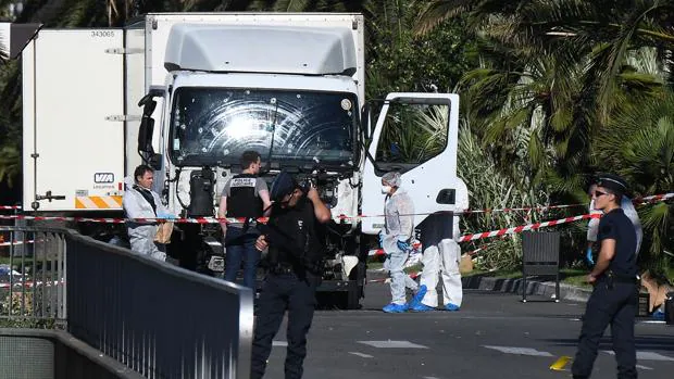El camión con el que se perpetró el ataque de Niza