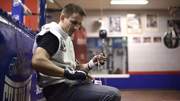 El boxeador hispano-ruso Petr Petrov venda sus manos en el gimnasio del Rayo, en Vallecas