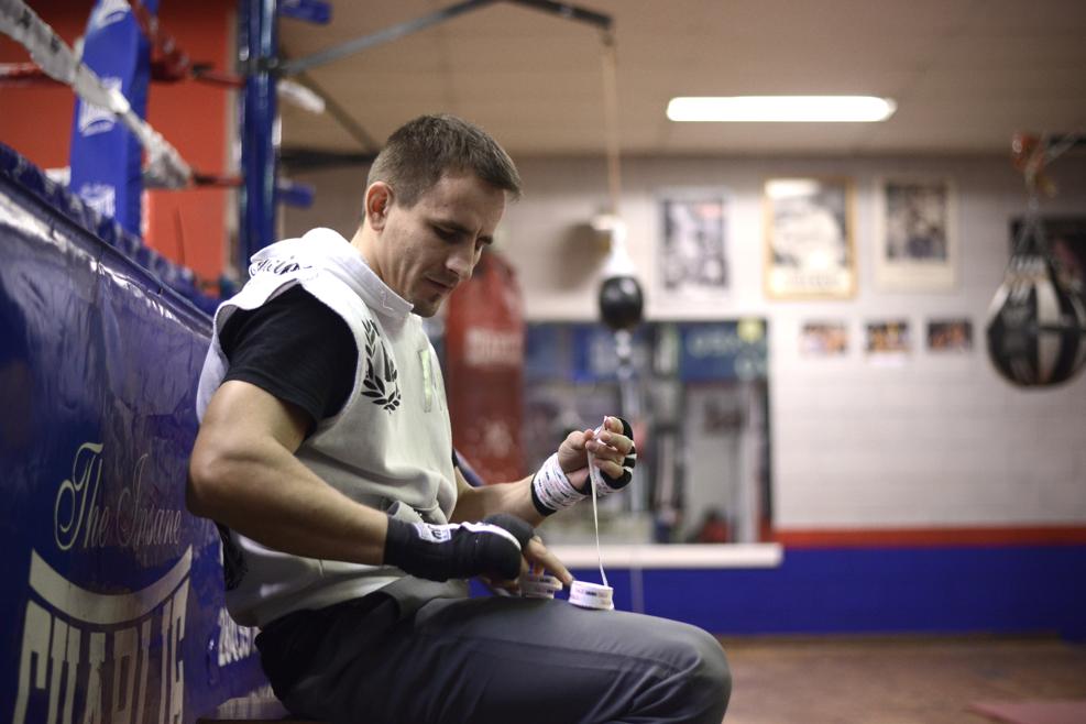 El boxeador hispano-ruso Petr Petrov venda sus manos en el gimnasio del Rayo, en Vallecas