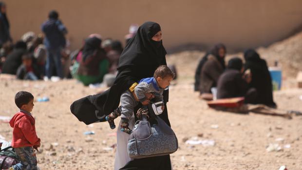 Imagen de archivo de una mujer con sus hijos en Raqqa