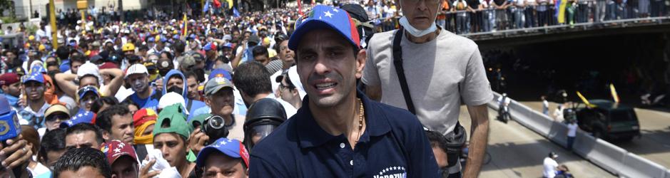 Capriles denuncia haber sido atacado «con bombas» tras las protestas en Caracas