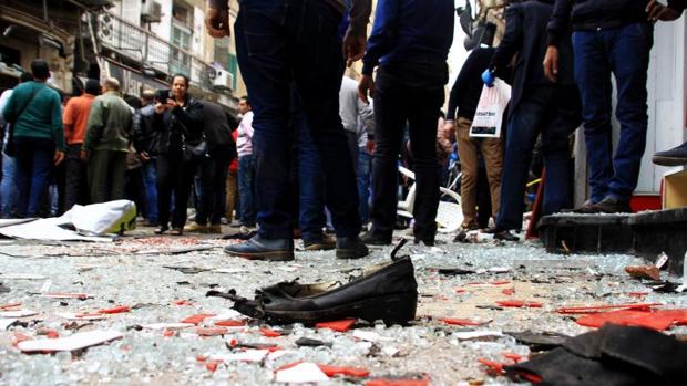 La Policía investiga la escena de una explosión de bomba fuera de la catedral copta de San Marcos en Alejandría,