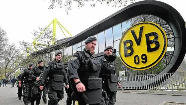 Estrecha vigilancia policial junto al estadio Signal Iduna Park, este miércoles en Dortmund (Alemania)