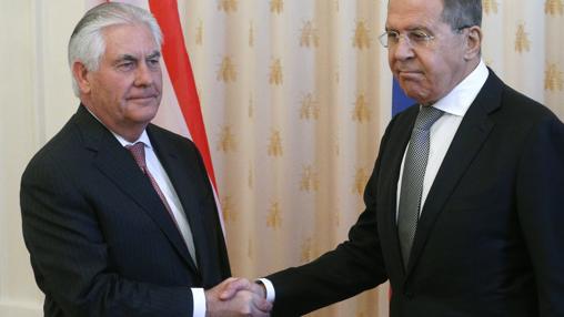 Rex Tillerson y su homólgo ruso, Sergéi Lavrov, se saludan esta mañana en el Kremlin