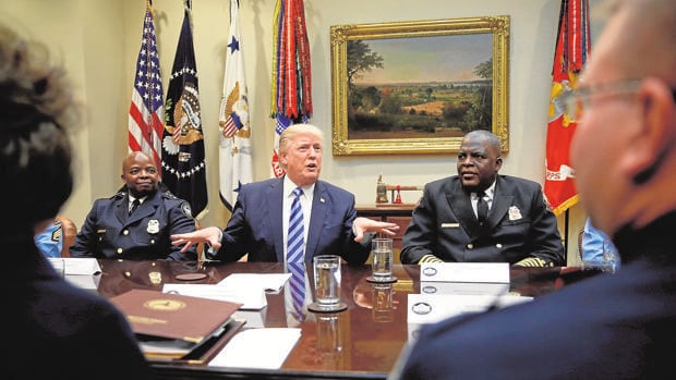 Donald Trump, ayer junto al jefe de Policia y el responsable de los bomberos de Atlanta