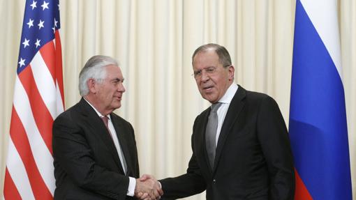 El ministro ruso de Exteriores, Serguéi Lavrov (d), estrecha la mano del secretario de Estado de EEUU, Rex Tillerson