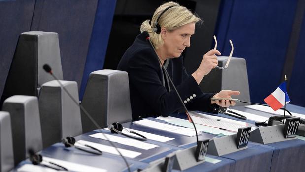 El Parlamento Europeo citará a Le Pen por un presunto desvío de fondos
